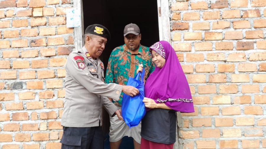 AKP Amradi Kasi Humas Berbagi Sembako di Desa Tunas Baru