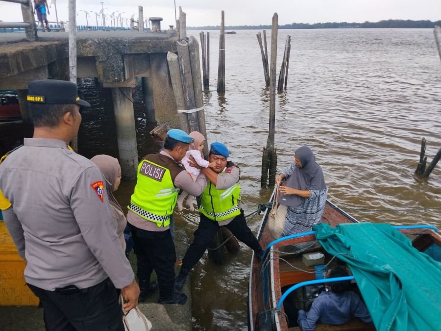 Aksi Humanis, Kabag Ops Polres Tanjab Barat Bantu Evakuasi Warga dan Balita di Dermaga LLASDP