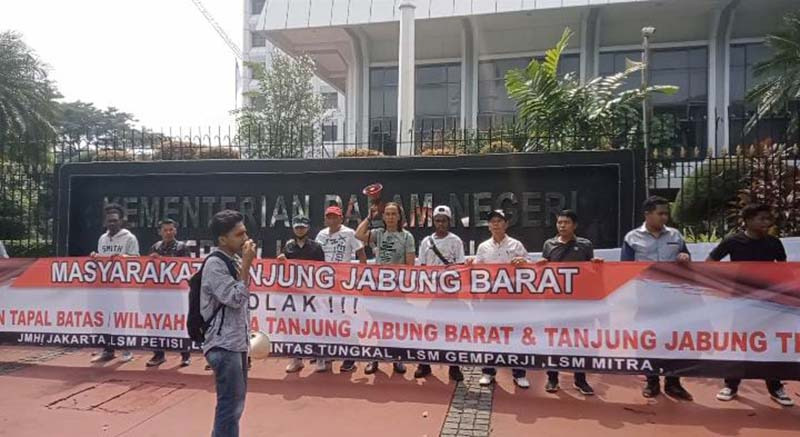 Aliansi Mahasiswa dan Masyarakat Tanjabbar Unjuk Rasa Tolak Pergeseran Tapal Batas di Kemendagri