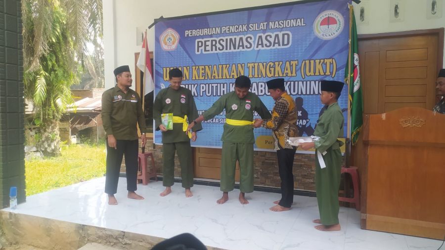 Anggota Dewan Tanjab Barat Sutedjo Sematkan Sabuk Kuning Kepada Pesilat Persinas Asad