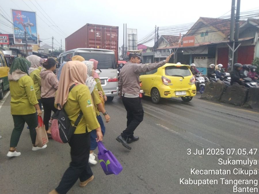 Anggota Polsek Cikupa Laksanakan Protap Pagi di Depan PT. Cingluh, Ciptakan Rasa Aman bagi Pengguna