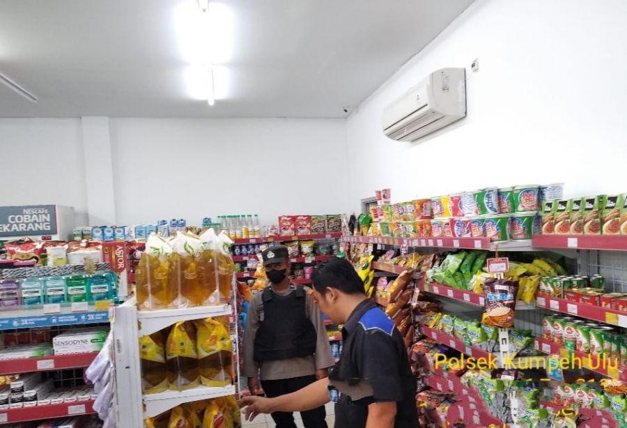 Anggota SPK Polsek Kumpeh Ulu Cek Stok Minyak Goreng