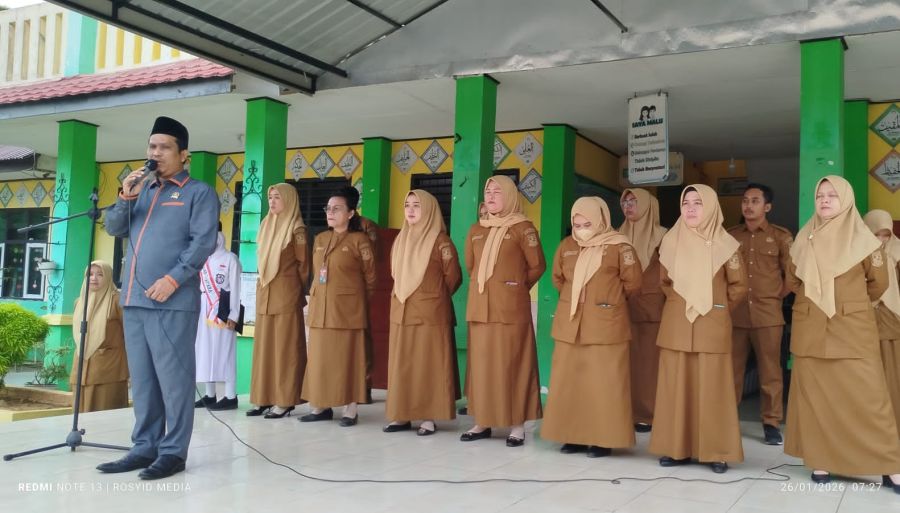 Apresiasi Disiplin Pelajar, Fahrul Ilmi Pimpin Upacara di SDN 222 Kota Jambi