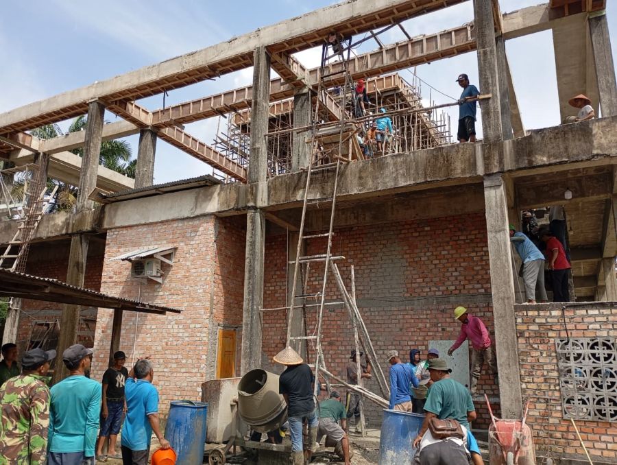 Apresiasi Gotong Royong, Kades Mekarsari Makmur Ikut Pengecoran Kubah Masjid