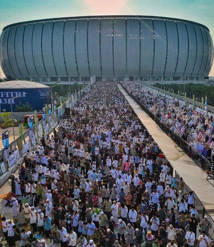 Asyiknya Lebaran, Warga Jakarta Bangga Bisa Salat Ied di Jakarta Internasional Stadium
