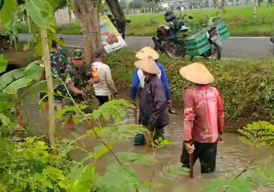 Babinsa Bersihkan Aliran Sungai Irigasi, Jaga Kelancaran Irigasi dan Cegah Banjir 