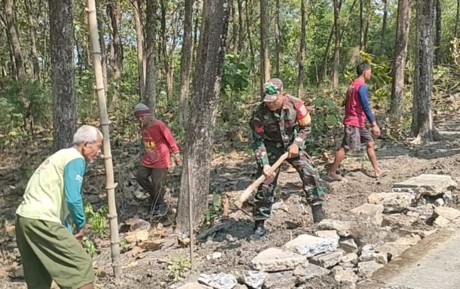 Babinsa Kemusu dan Warga Gotong Royong Perbaiki Jalan Rusak