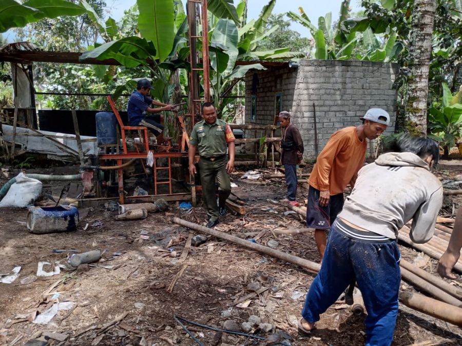 Babinsa Kodim 1615/Lotim Bantu Pembangunan Sumur Bor di Desa Binaan