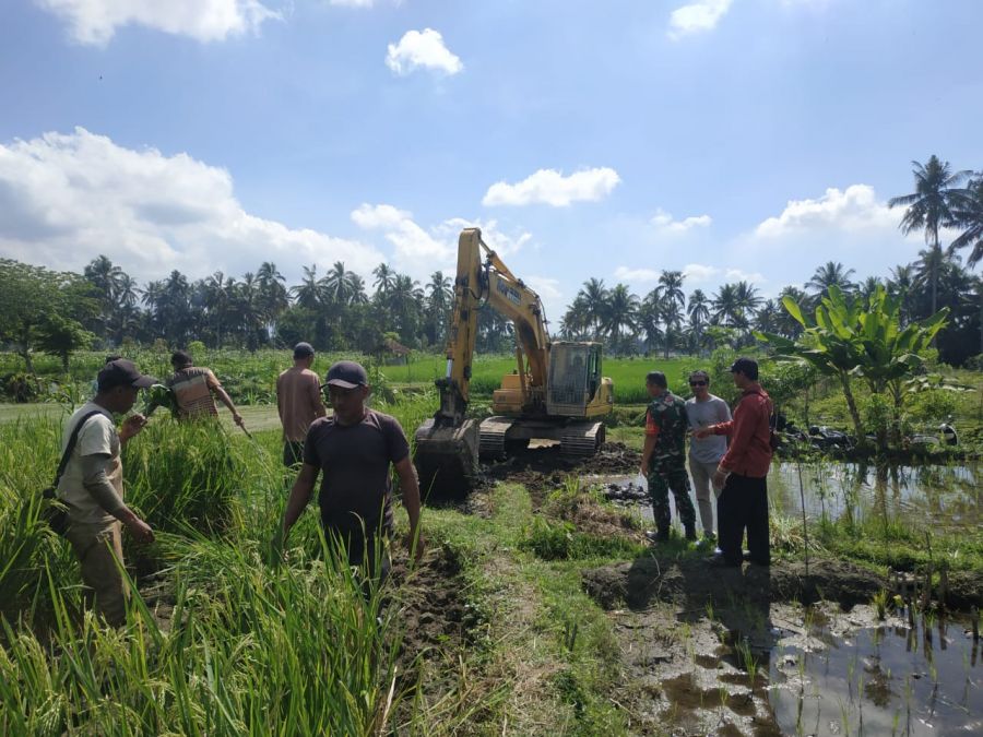 Babinsa Kodim 1615/Lotim Gotong Royong Buka Jalan Usaha Tani