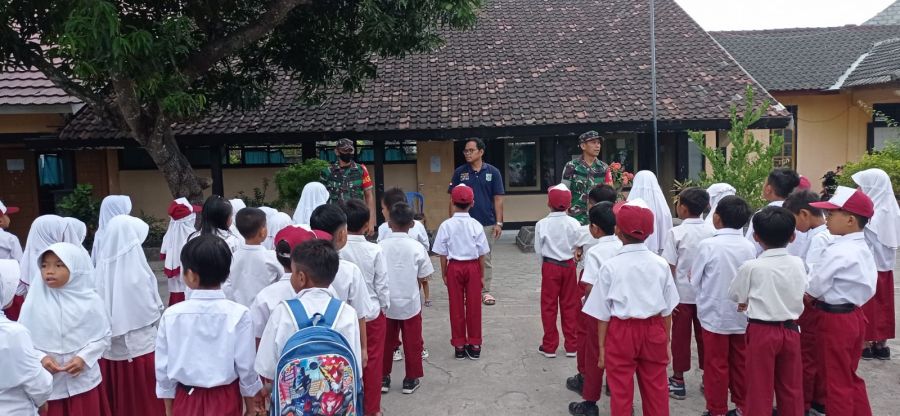 Babinsa Koramil 1615-01/Selong Kompak Berikan Latihan PBB Siswa SD