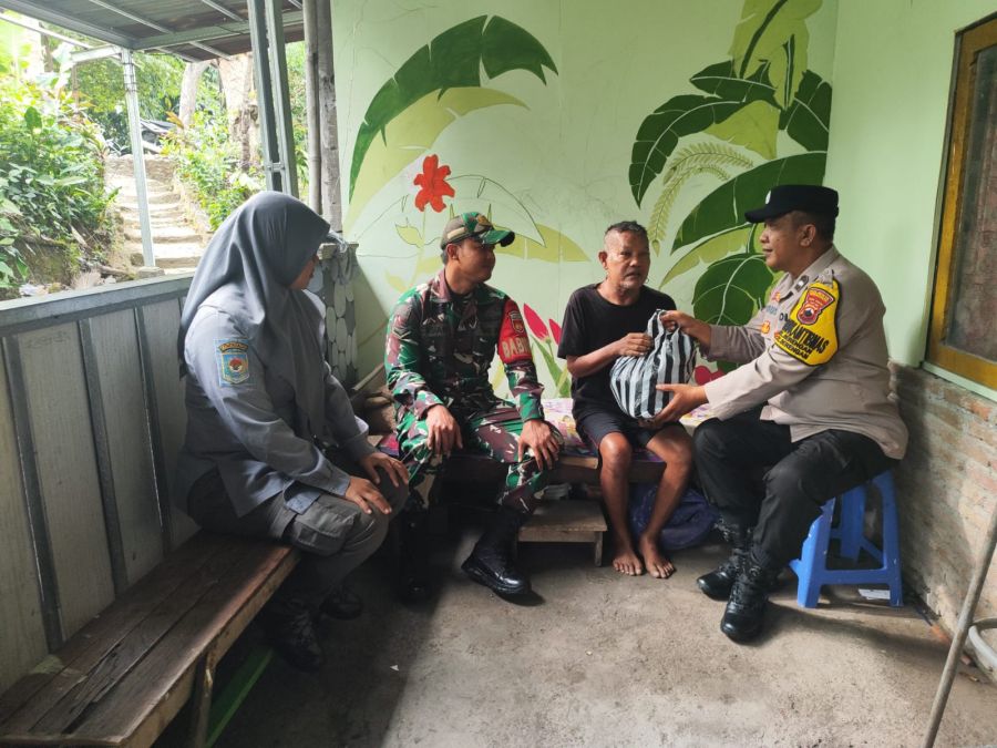 Babinsa Serengan Peduli, Jenguk Anggota Satlinmas Yang Sakit