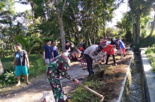 Babinsa Tetebatu Selatan dan Warga Gotong Royong Bersihkan Badan Jalan