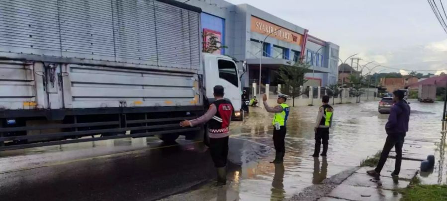 Banjir Rendam Jalur Lintas Timur Sumatera di KM 120 Tanjab Barat