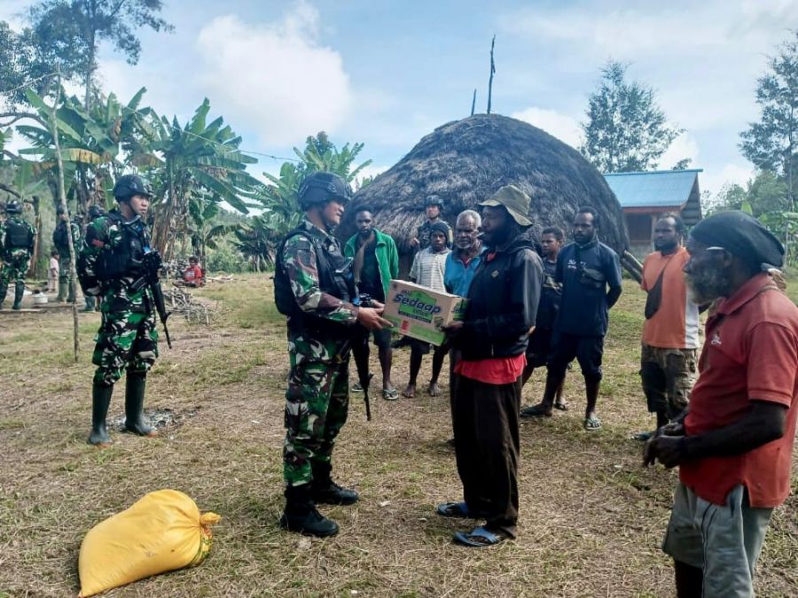 Bentuk Empati, Satgas Yonif Raider 321/GT/13/1 Kostrad Sambangi dan Berikan Sembako