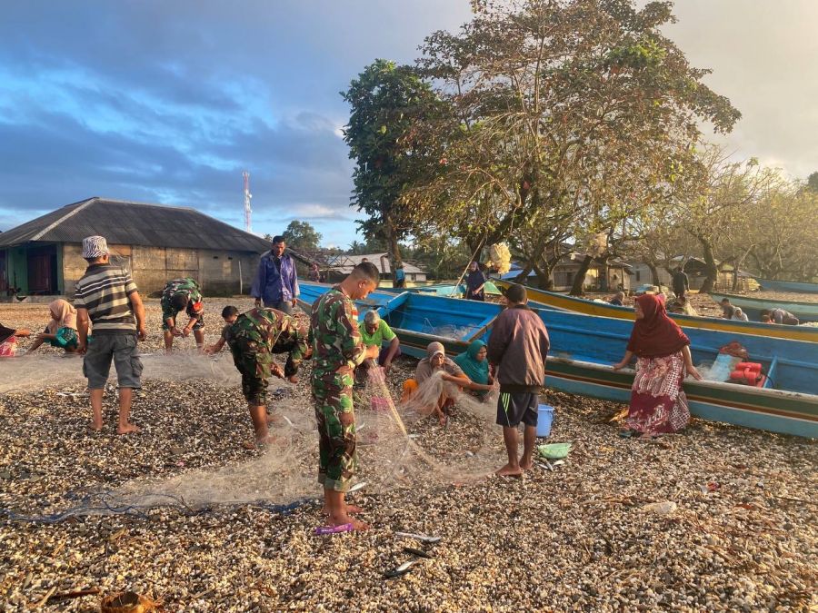 Bentuk Perhatian, Satgas Yonarmed 1 Kostrad Bantu Nelayan di Tepian Pulau Buru