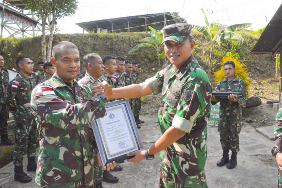 Berhasil Selamatkan Warga dan Terima Senjata Rakitan, Satgas Pamtas RI-PNG Terima Penghargaan