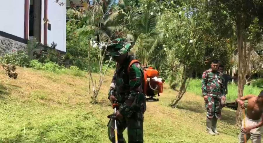 Beri Kenyamanan Saat Beribadah, Satgas Pamtas Yonif 132/BS Bersama Masyarakat Bersihkan Gereja