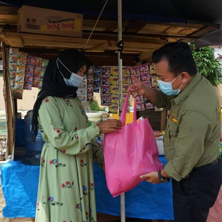 Berikan Paket Bantuan, Gubernur Al Haris Minta Pedagang Kaki Lima Taat Prokes