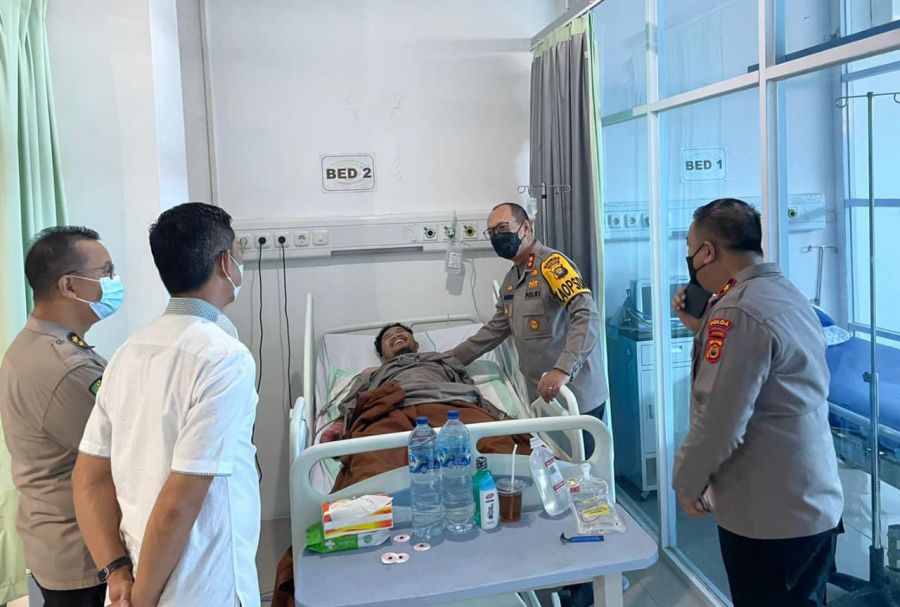 Kapolda Jambi Besuk AKP Johan Silaen di RS Bhayangkara