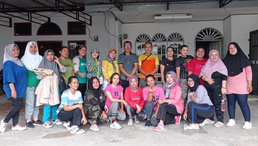 Bersama Emak-Emak, Ketua Golkar Kota Baru Darmawan Jaga Kesehatan dengan Senam Aerobik