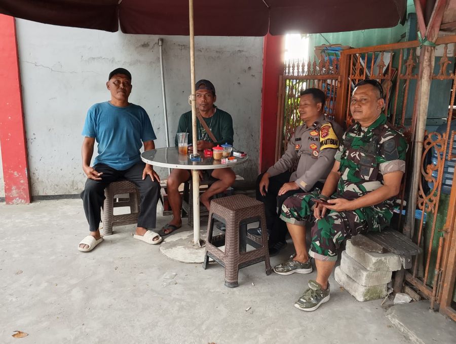 Bhabinkamtibmas Desa Bitung Jaya Aipda Tri Iskandar Lakukan Sambang Warga untuk Jaga Kamtibmas