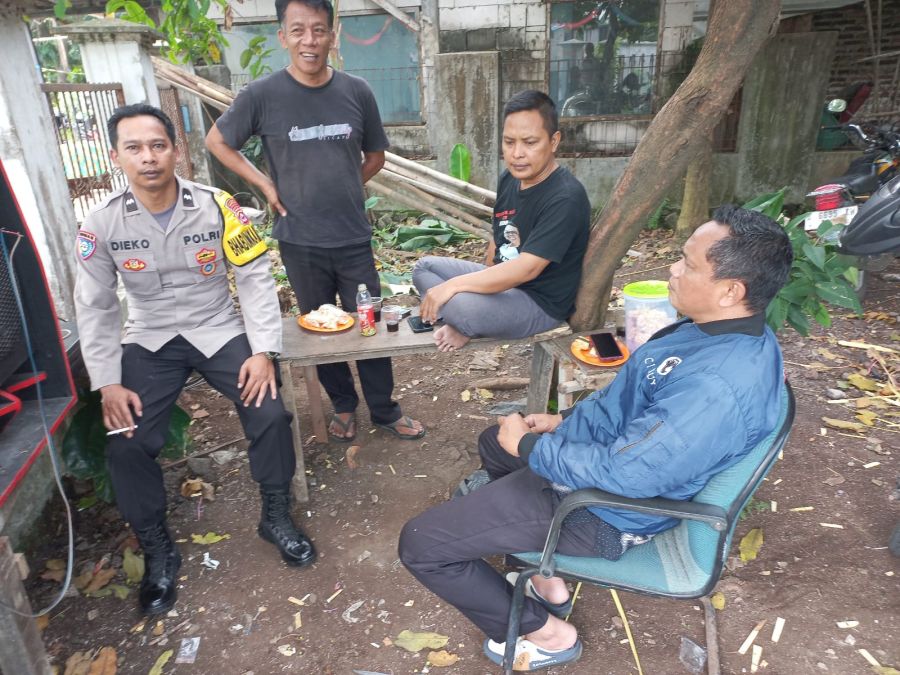 Bhabinkamtibmas Desa Pasir Gadung Silaturahmi dan Sampaikan Himbauan Kamtibmas