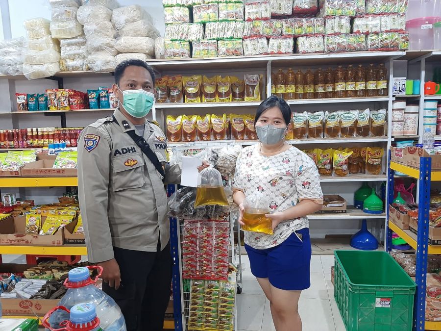 Bhabinkamtibmas Monitoring Ketersediaan Minyak Goreng di Sekernan