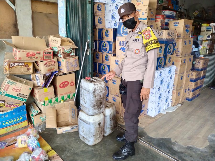 Bhabinkamtibmas Monitoring Stok Minyak Curah di Desa Kebun IX