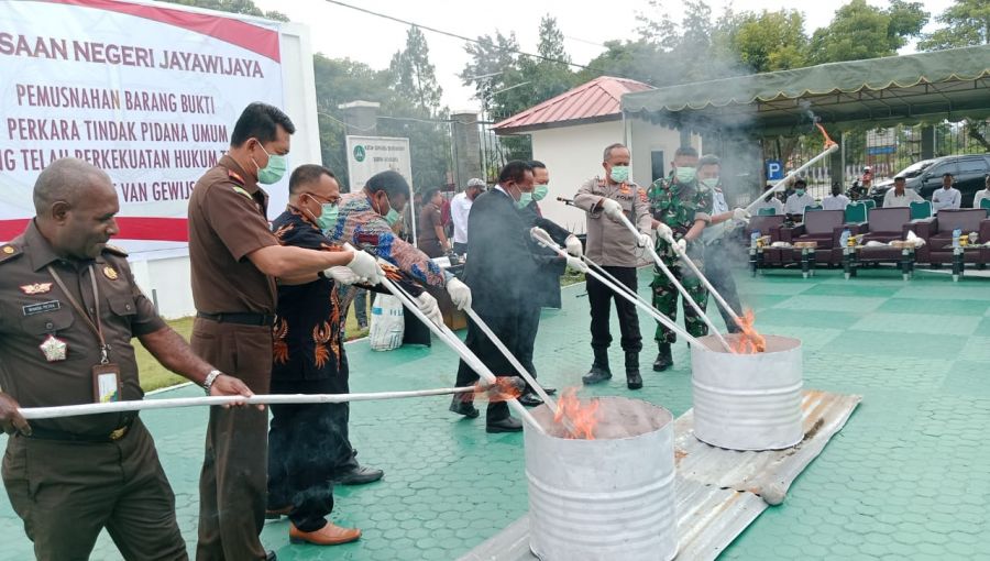 Bukti Nyata Penegakan Hukum di Jayawijaya, Kodim 1702/JWY Hadiri Pemusnahan Barang Bukti