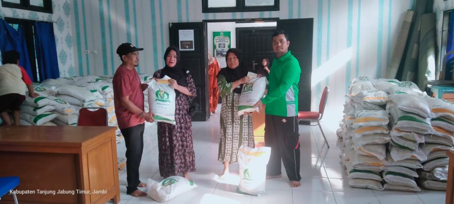 Bulog Kuala Tungkal Distribusikan 25 Ton Lebih Bantuan Pangan di Muara Sabak Barat