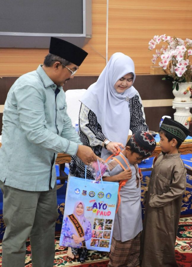 Bupati Anwar Sadat dan Bunda PAUD Hj. Fadhilah Salurkan Bantuan Pendidikan untuk Anak Suku Duano