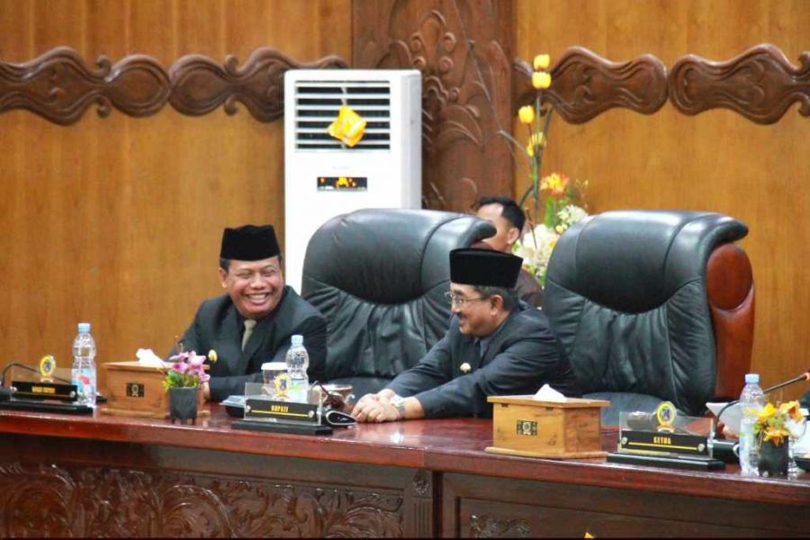 Bupati Anwar Sadat Hadiri Rapat Paripurna Istimewa PAW DPRD Tanjab Barat