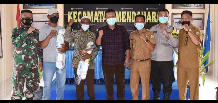 Bupati Tanjabtim H. Romi Haryanto Serahkan Alat Tangkap Kerang kepada Nelayan