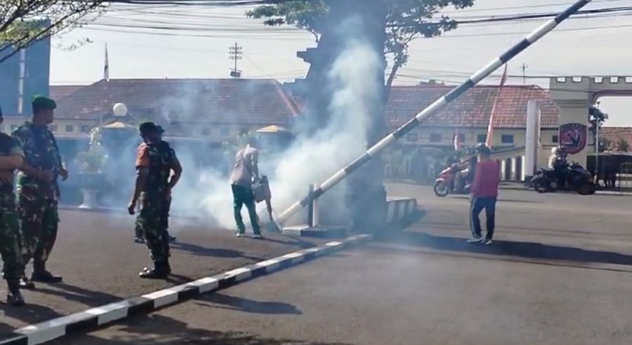 Cegah DBD, Kodim 0830/Surabaya Utara Lakukan Fogging dan Bersihkan Pangkalan