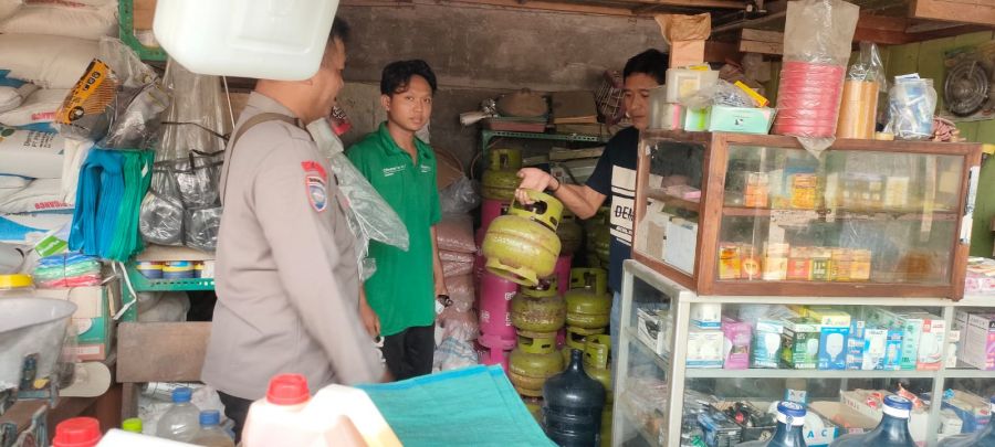 Cegah Kelangkaan Gas Elpiji, Personel Polsek Pegandon Cek Pangkalan Gas LPG 3 Kg