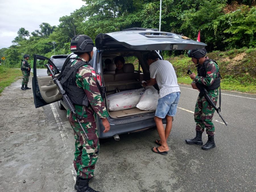 Ciptakan Keamanan, Satgas Yonif 122/TS Gelar Sweeping Disepanjang Jalan Raya Distrik Muara Tami