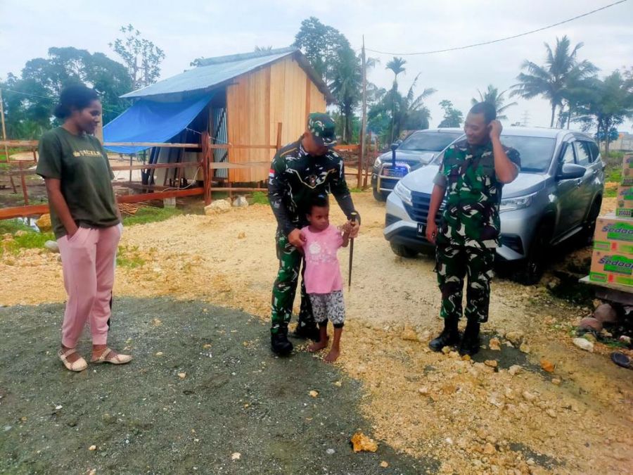 Dandem 1701/Jayapura Bantu Evakuasi Dua Anak Panti Yang Sakit