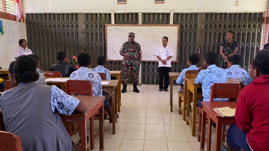 Dandim 1702/JWY Memberikan Wasbang Serta Motivasi Kepada Murid SMP 3 Wamena