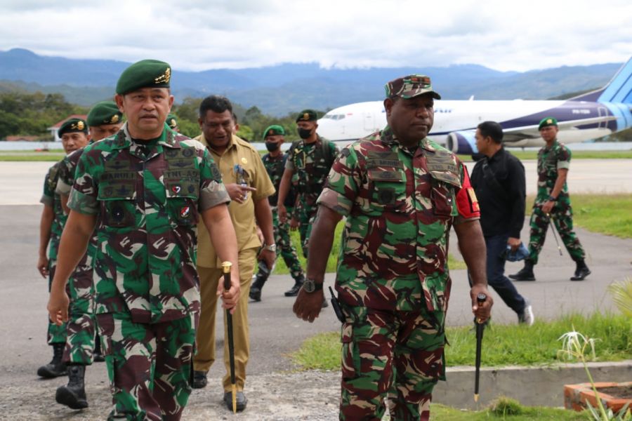 Dandim 1702/JWY Sambut Kunjungan Kerja Pangkostrad Letjen TNI Maruli Simanjuntak