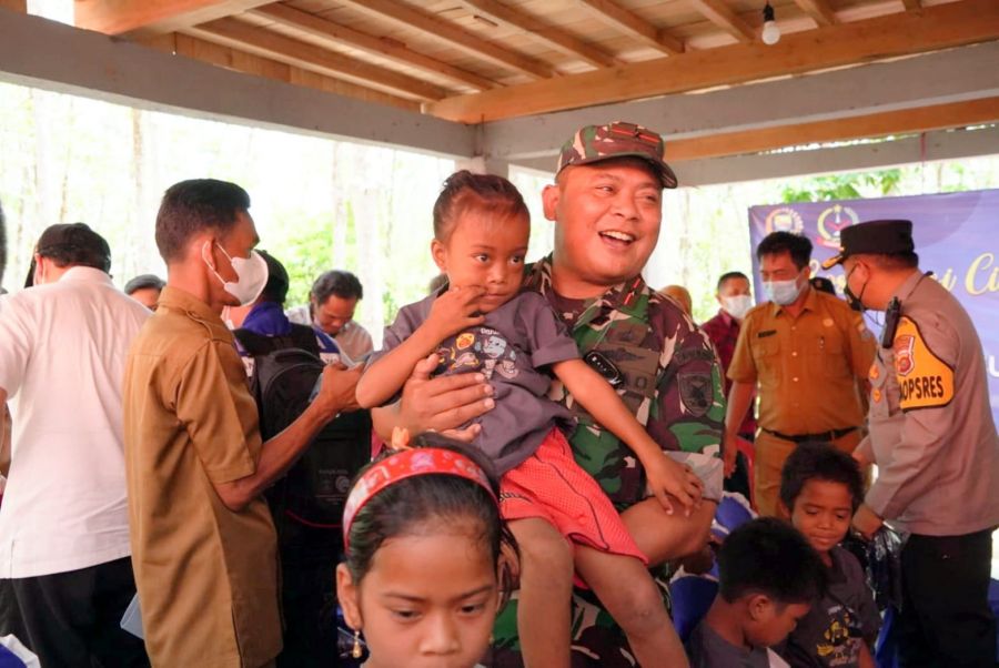 Danrem 042/Gapu Kunjungi Warga Suku Anak Dalam di Sungai Terap