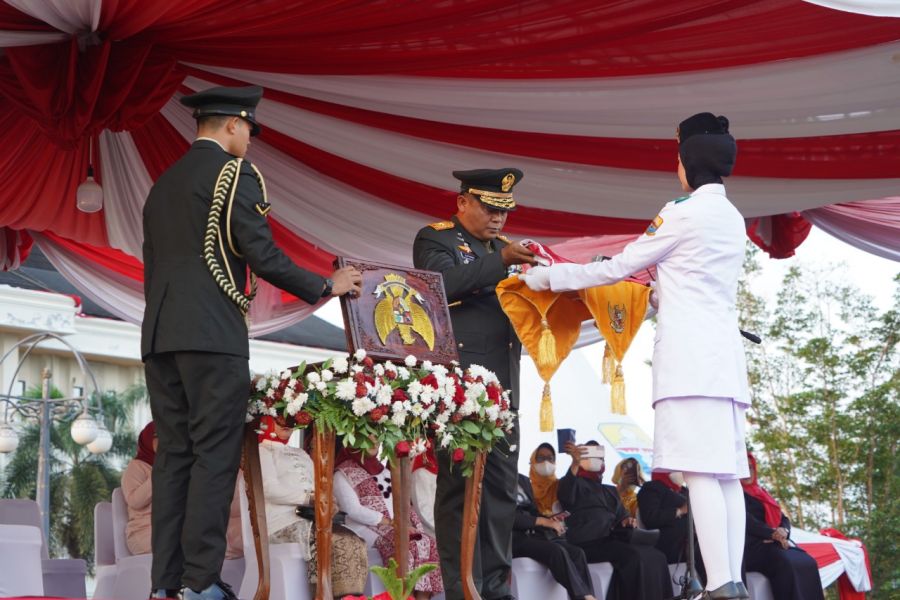 Danrem 042/Gapu Pimpin Upacara Penurunan Bendera Sang Merah Putih  