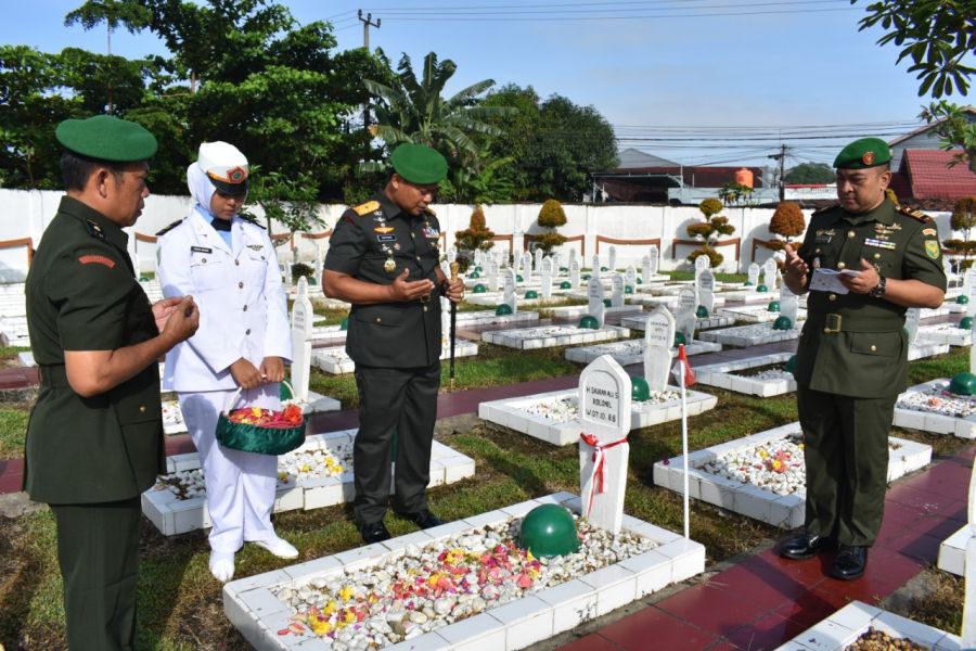 Danrem 042/Gapu Pimpin Ziarah Rombongan Peringati Hari Juang TNI AD Tahun 2022