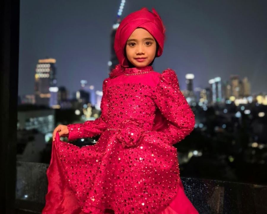 Dari Bumi Pesisir Selatan Jambi, Senyum Queenandra Berkibar Sebagai Duta Wastra Indonesia 2025