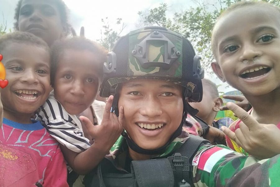 Di Perbatasan, Anggota TNI Berbagi Keceriaan dan Senyum Dengan Anak-anak Papua