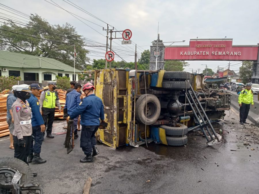 Diduga Sopir Mengantuk, Truk Muat Kayu Terguling Diperbatasan Kab. Semarang.