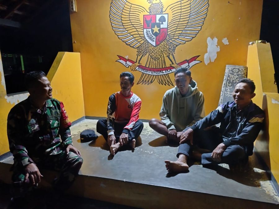 Dinginnya Malam Tak Menyurutkan Semangat Babinsa Dan Warga Menjaga Keamanan Lingkungan