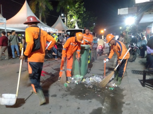 DLH Tanjab Barat Terjunkan 30 Pasukan Orange Bersihkan Sampah Usai Arakan Sahur