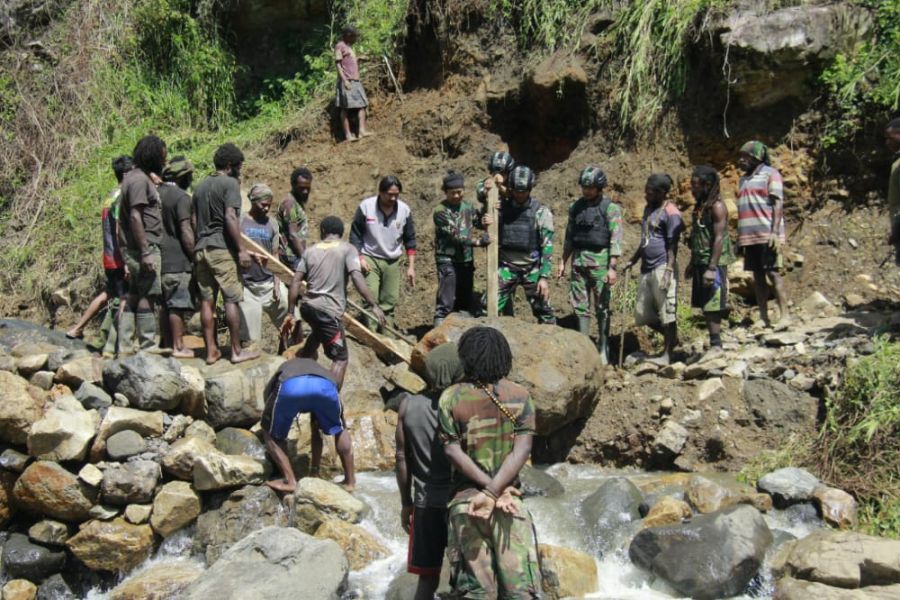 Dorong Kemajuan Perekonomian Papua, Satgas Yonif Raider 321/GT Perbaiki Jalan Trans Distrik Mbua