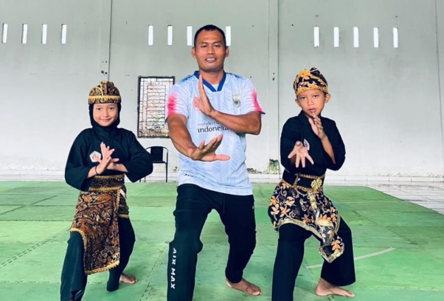 Dua Pesilat Cilik PERSINAS ASAD Bahar Selatan Berlaga Memperebutkan Medali di O2SN Muaro Jambi