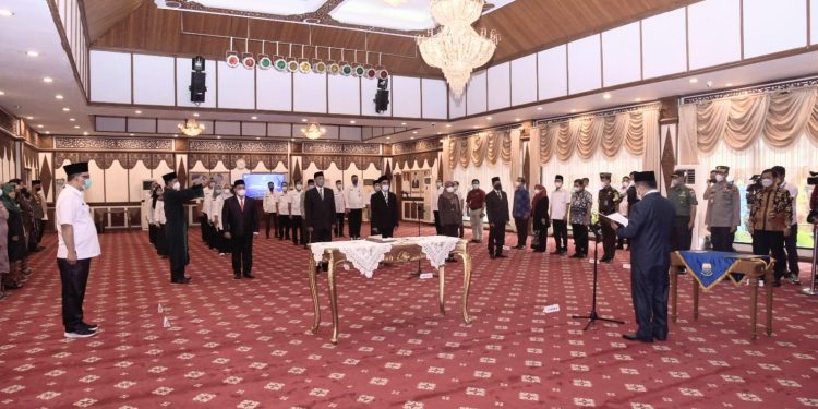Gubernur Al Haris Lantik Anggota Komisi Informasi Publik Provinsi Jambi Periode 2022-2026